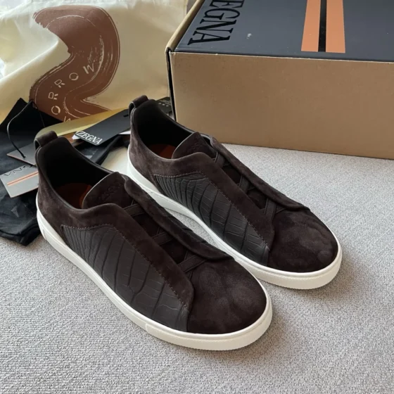 Zegnax - Dark brown Crocodile triple stitch