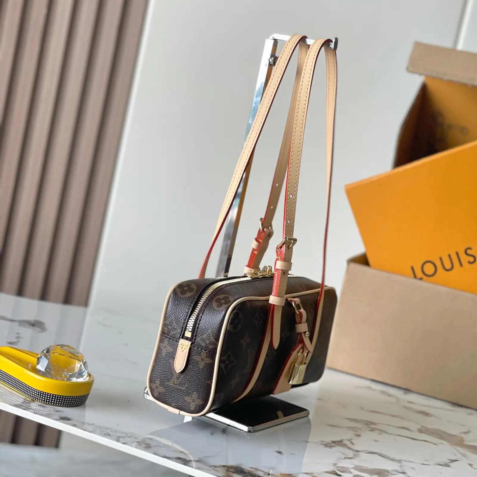 LV Hang On - Image 2