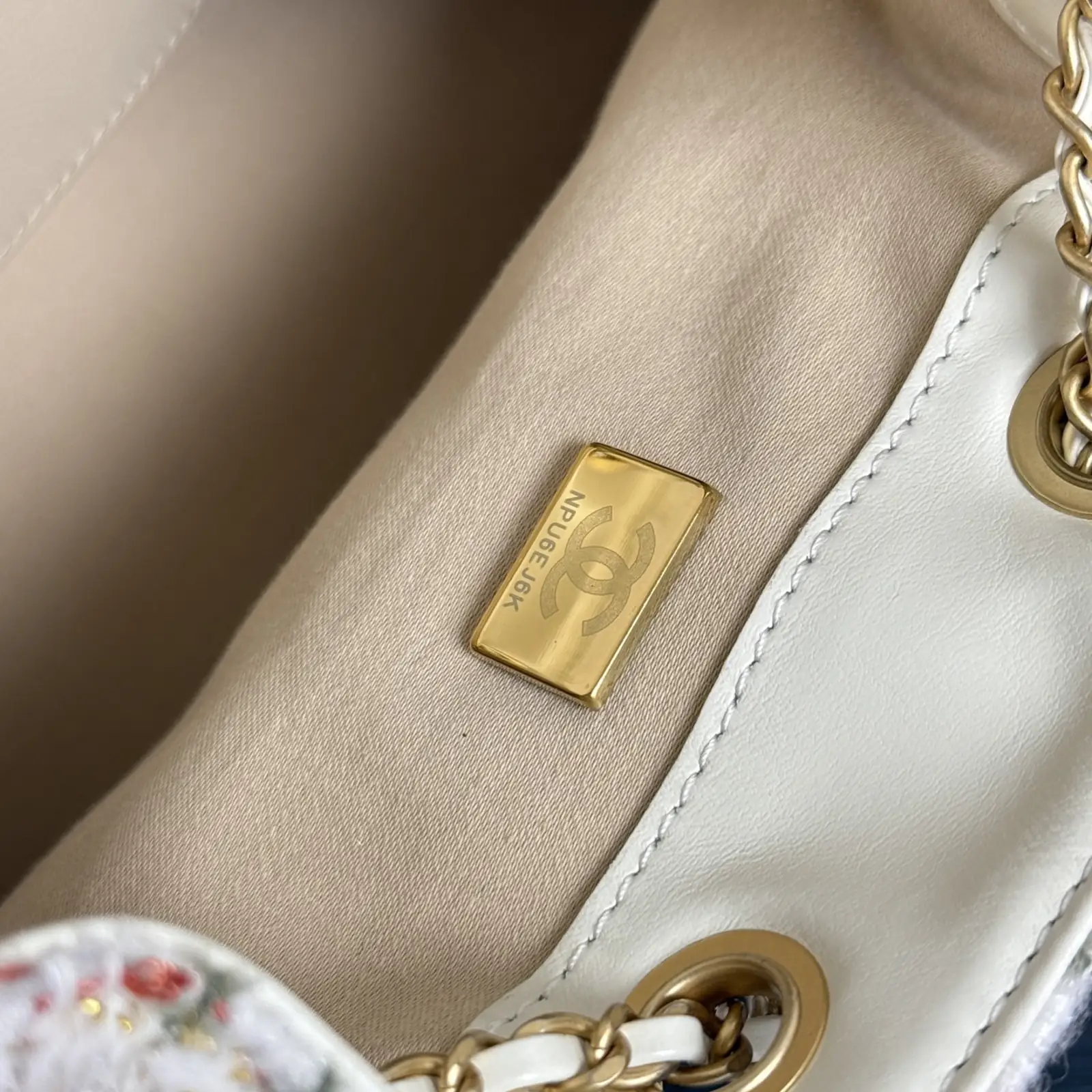 CH 25 Small Wool Tweed Handbag - Image 7